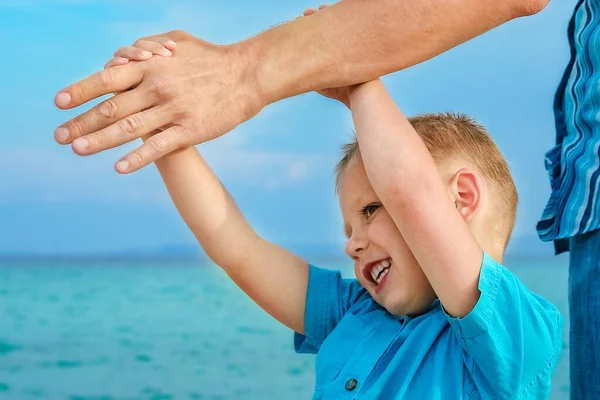 Hände Glücklicher Eltern Und Kinder Auf See Griechischer Hintergrund — Stockfoto