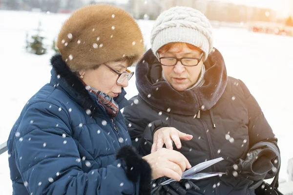 Två kvinnor tittar på bilder. — Stockfoto