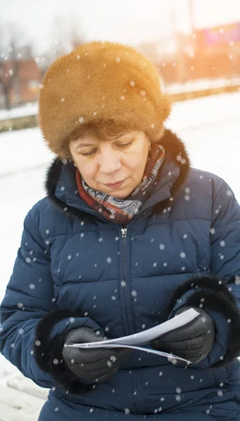 Donna alla ricerca di foto . — Foto Stock