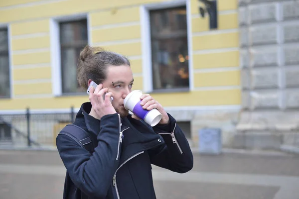 Homem bebendo café e falando ao telefone . — Fotografia de Stock