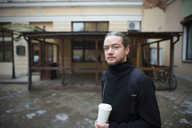 Bir genç adam ve onun harap Restoran.