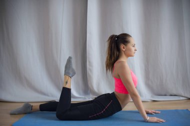 Genç jimnastikçi bir ısınma egzersiz önce gerçekleştirir.