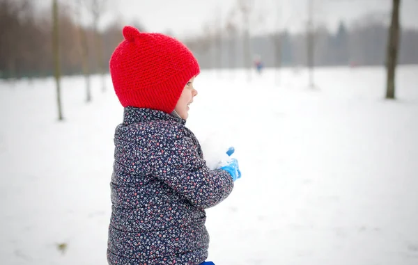 Menina brincando no parque. — Fotografia de Stock