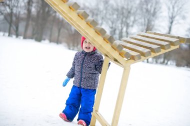 Bir çocuk oyun park alanında çalış.