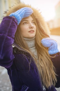 Sıcak bir ceket poz kız.
