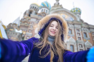 Güzel kız selfie sokakta yapıyor.