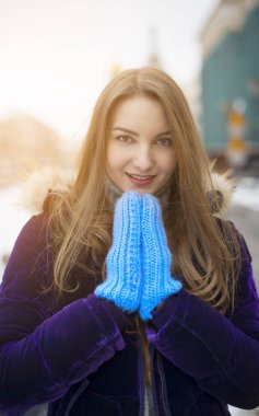 bir kız mavi eldiven.