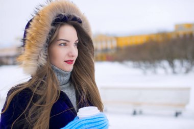 bir fincan kahve ile güzel kız.