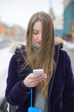 O sokakta telefon kullanır.