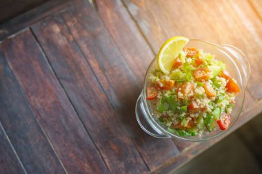 Masanın üzerine taze sebze salatası.