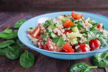 Masanın üzerine taze sebze salatası.