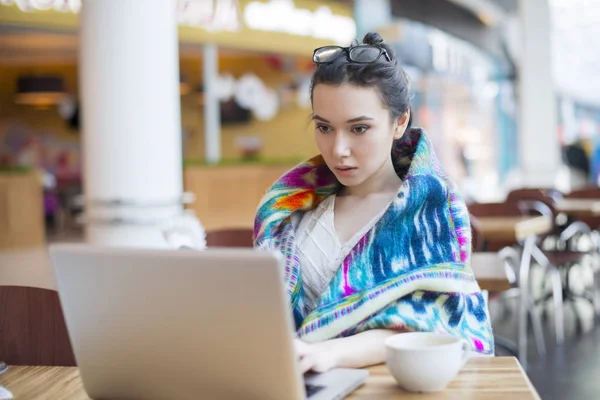 Potret seorang gadis di sebuah restoran . — Stok Foto