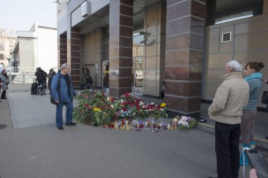 Çiçekler, St. Petersburg sakinleri getirdi.