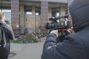 Gazeteciler olay yerinden bildiriliyor.