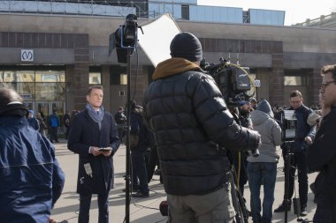 Gazeteciler olay yerinden bildiriliyor.