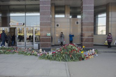 Çiçekler, St. Petersburg sakinleri getirdi.