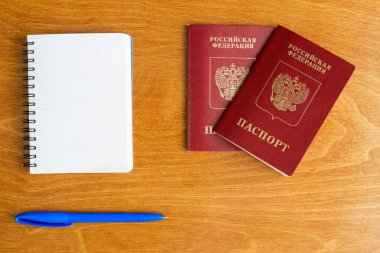 Pasaport ve bir defter bir kalem bir tablo ile