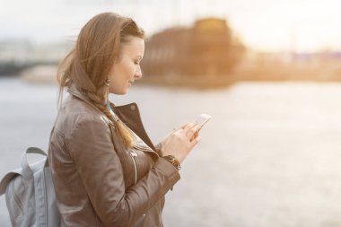 Bir cep telefonu iletişim turizm