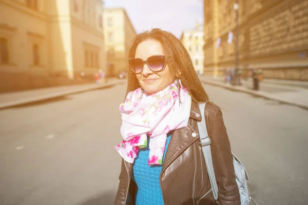 Turista feliz e sorridente na cidade — Fotografia de Stock