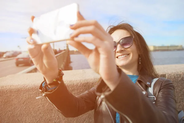 Joven turista haciendo una selfie cerca de un lugar de atracción — Foto de Stock