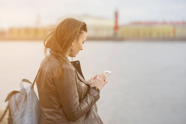 Retrato de un turista comunicándose a través de un teléfono móvil — Foto de Stock