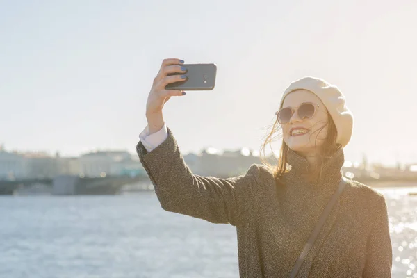 Elegante joven mujer haciendo una selfie en la ciudad — Foto de Stock
