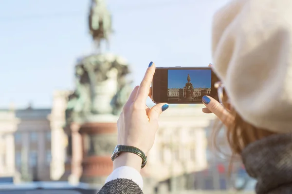 Primer plano de las manos femeninas haciendo una foto de un hito — Foto de Stock