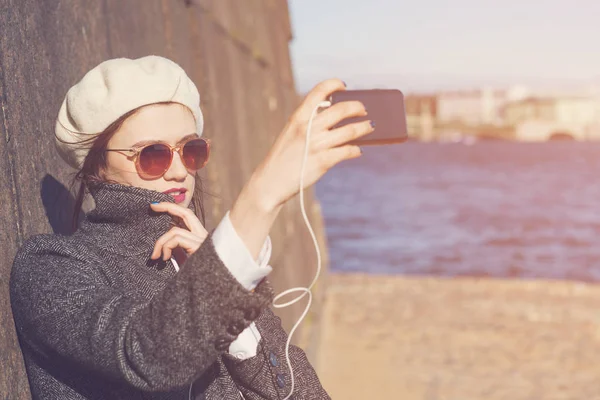 Chica con estilo haciendo una selfie en la ciudad — Foto de Stock