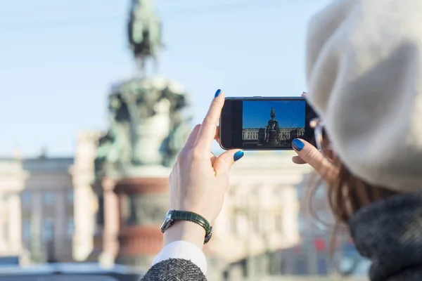 Femme faisant une photo d'un monument avec un smartphone — Photo