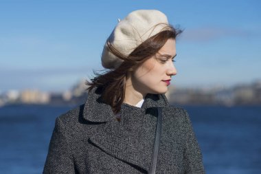 Şık bir kız kafasını çevirerek profil portresi