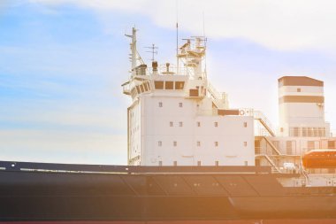 Gün batımı ışınları gemi