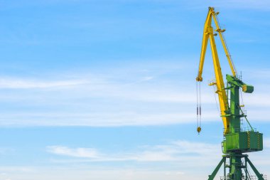 Mavi gökyüzü arka plan karşı vinç Kaldırma