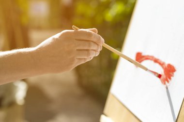 Boyamak başlayan bir sanatçının el 