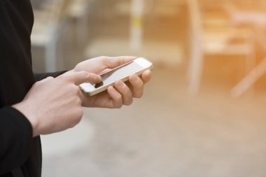 Adamın elleri bir akıllı telefon işletim