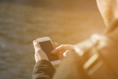 Adam çalışan bir smartphone, gün batımı görünümü