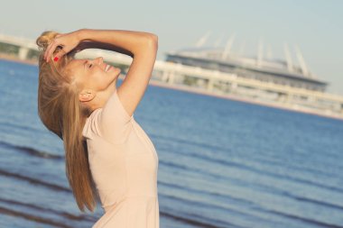 Güzel sarışın kadın seash keyfi yerinde tatil