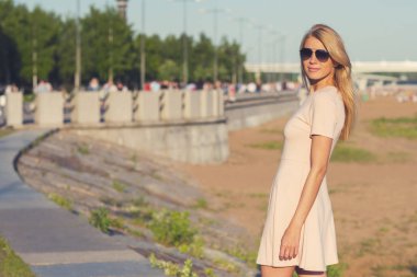 Güzel sarışın kadın tatilde deniz kıyısı SÜ, yürüyüş