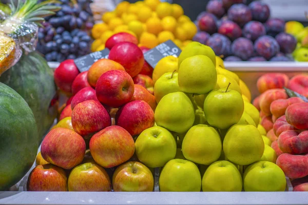 苹果和其他水果在西班牙市场出售 免版税图库图片