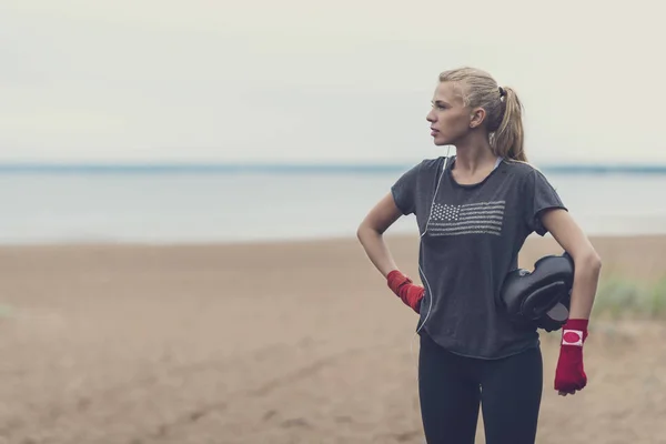 Joven mujer rubia deportiva de pie en la playa - va a empezar —  Fotos de Stock