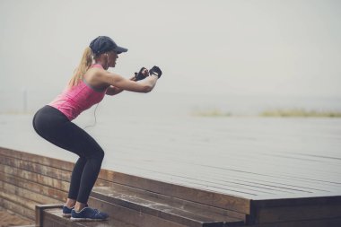 Sportif kız açık havada spor zemin merdivenlerde atlama 
