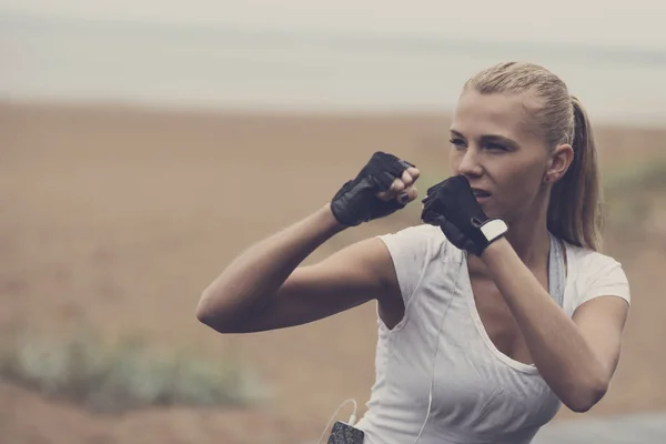 Chica boxeadora haciendo ejercicios de entrenamiento de boxeo —  Fotos de Stock