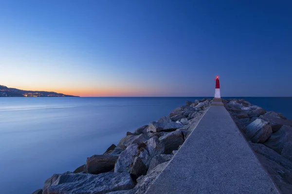 Pittoresco tramonto paesaggio marino con un faro (Empuriabrava — Foto Stock