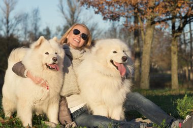 Genç kadın eğlenmek onu güzel samoyed köpek ile pa