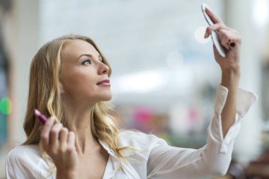 Rujunu tutarak ve bir c seyir çekici genç kadın