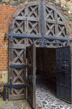 Ortaçağ Kalesi ahşap kapı masif demir menteşe ile. Kapı açıktır.