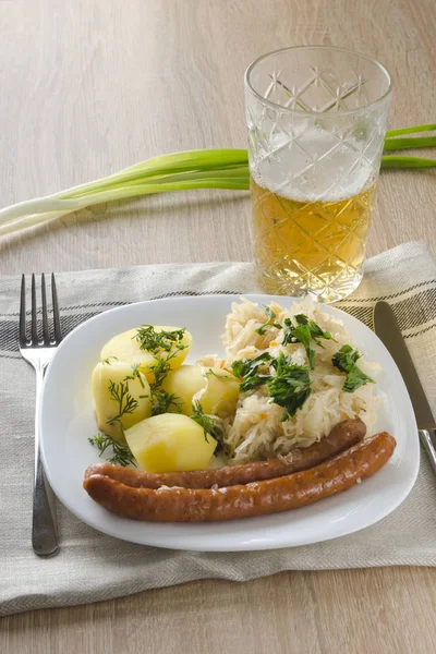 Rostad Korv Med Ångad Vitkål Surkål Och Kokt Potatis Vit — Stockfoto