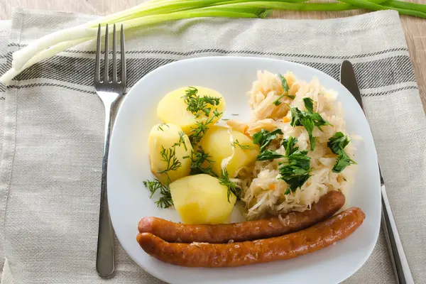 Ψητά Λουκάνικα Ατμό Λάχανο Sauerkraut Και Βραστές Πατάτες Στο Άσπρο — Φωτογραφία Αρχείου