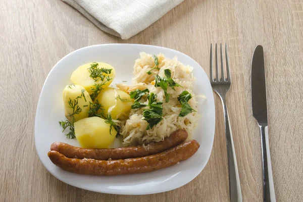 Bratwürste Mit Gedämpftem Kraut Sauerkraut Und Gekochten Kartoffeln Auf Weißem — Stockfoto