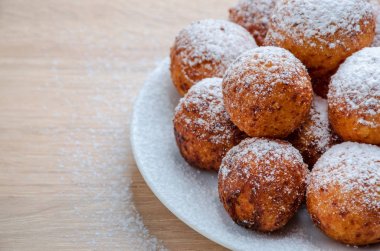 Lor peynirli çörek ahşap arka plan üzerinde