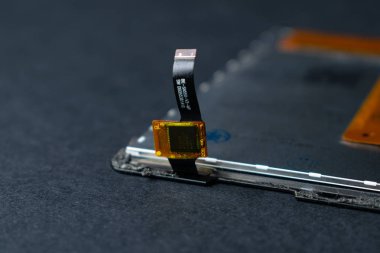 Dokunmatik ekran modülünün esnek düz kablosundaki çip. Yüksek yoğunluklu elektronik. 
